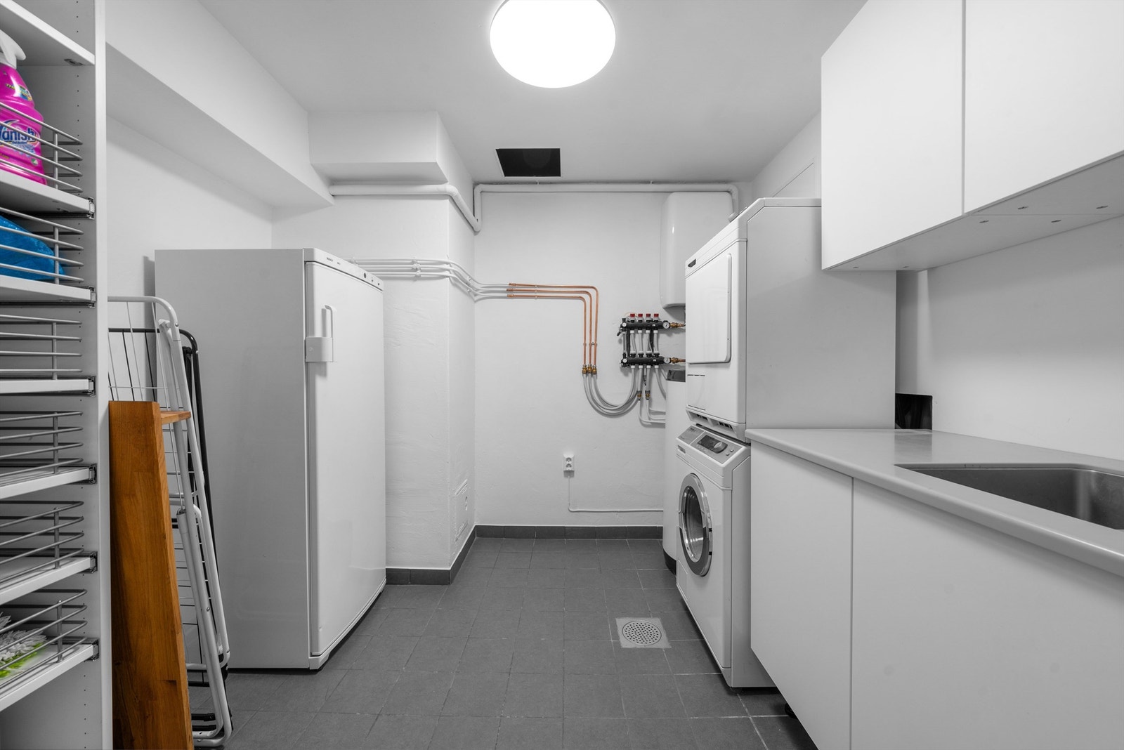 Praktisk vaskerom med god plass til både klesvask og oppbevaring. Varmtvannsberederen på 190L er plassert her. Galleribilde