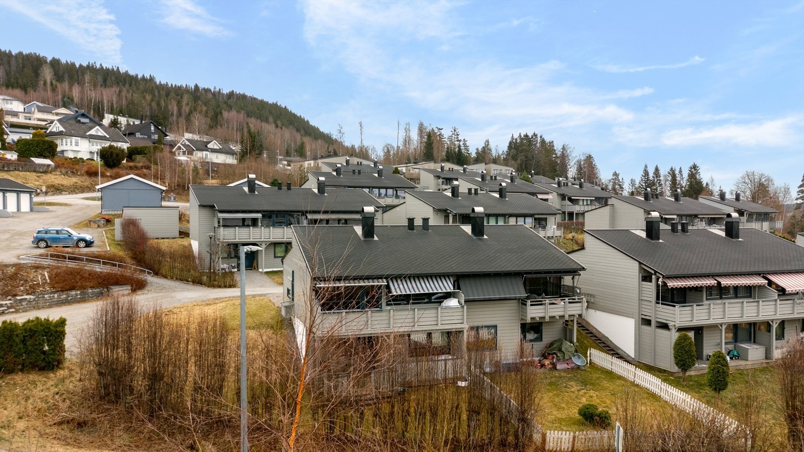 Halvpart av tomannsbolig - med delvis inngjerdet hage Galleribilde