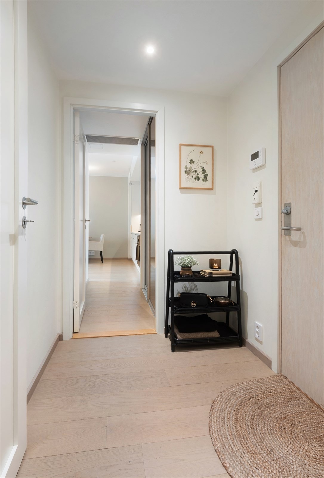 Hyggelig entré i leiligheten. Galleribilde