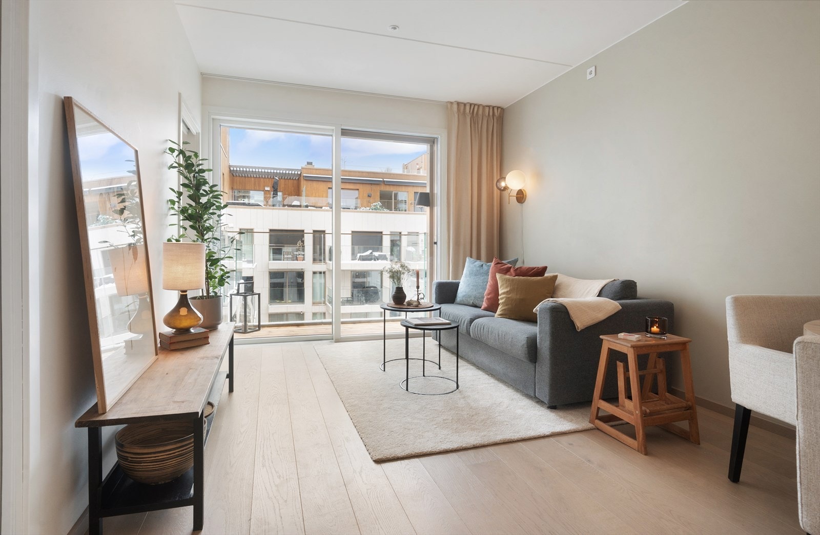 Stuen oppleves lys og luftig med store vindusflater som slipper inn rikelig med naturlig lys. Galleribilde