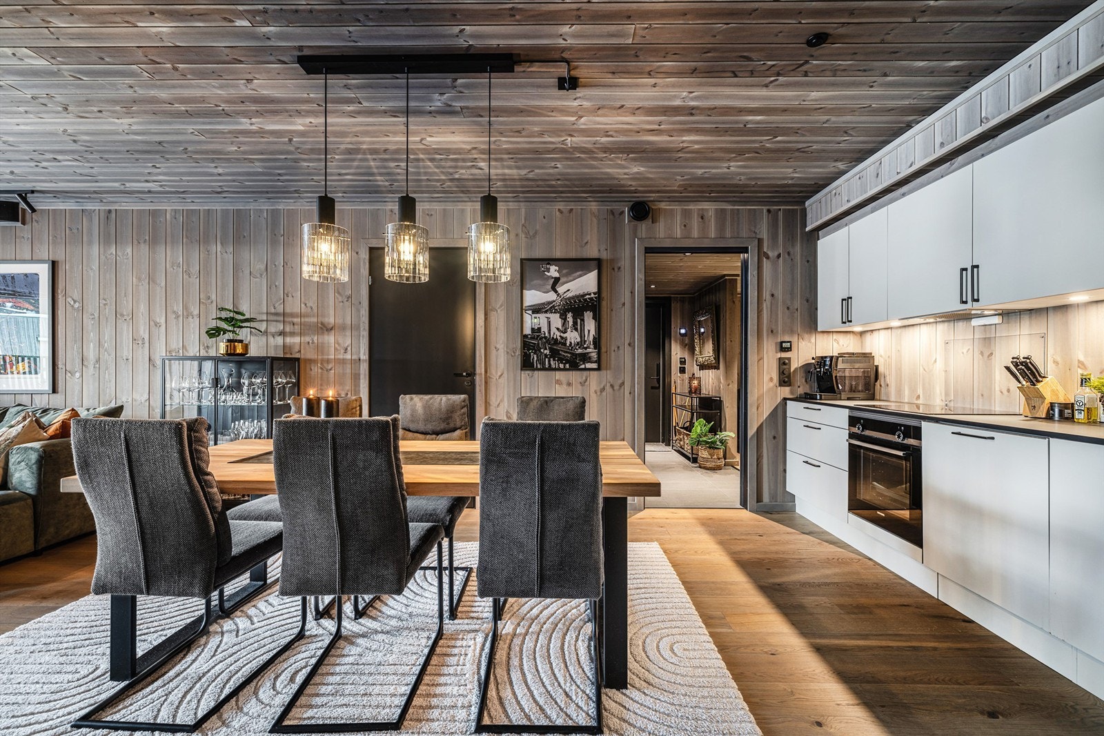 Gjennomgående en-stavs parkett og panelte flater i tak og på vegger skaper en lun og helhetlig atmosfære.
Foto: Aurelijus Norvaisas Galleribilde
