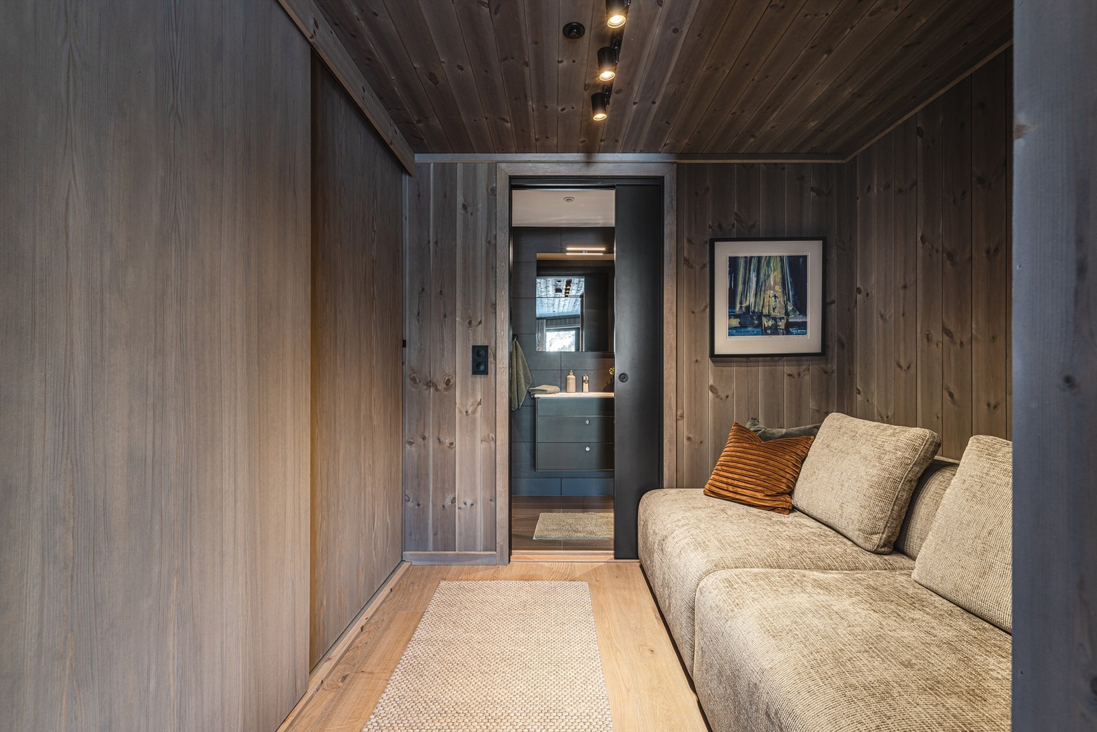 Eksklusiv suiteløsning på hovedsoverommet, hvorav rommet har direkte tilgang til eget garderoberom med skyvedørsgarderobe og eget bad. Plass til ekstra sovesofa. Galleribilde