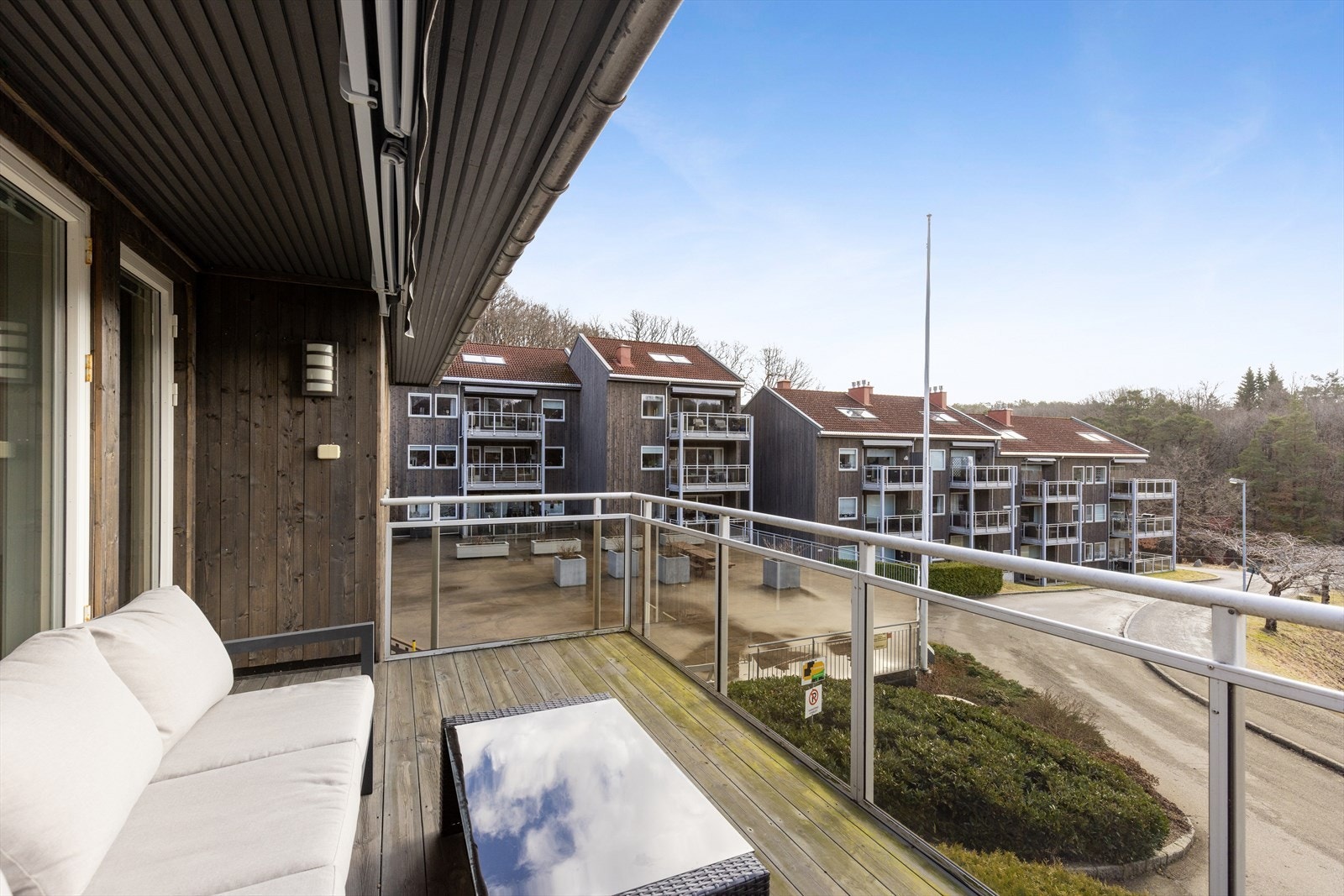 Balkongrekkverket i glass og metall gir en åpen følelse og godt utsyn. Galleribilde