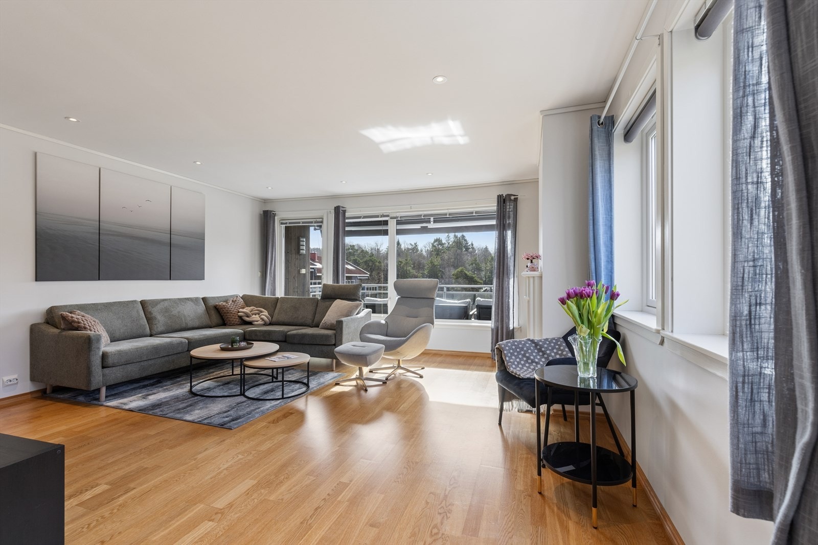Leiligheten har en åpen og sosial planløsning med parkett på gulv og utgang til en romslig veranda fra stuen. Galleribilde
