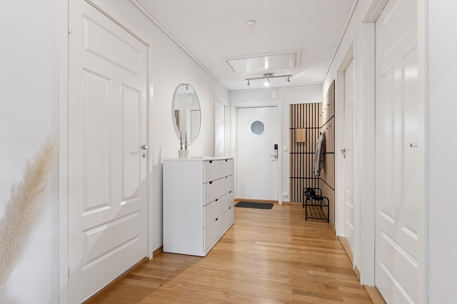 Velkommen inn! Lys og romslig entré med god plass til yttertøy og sko. Galleribilde