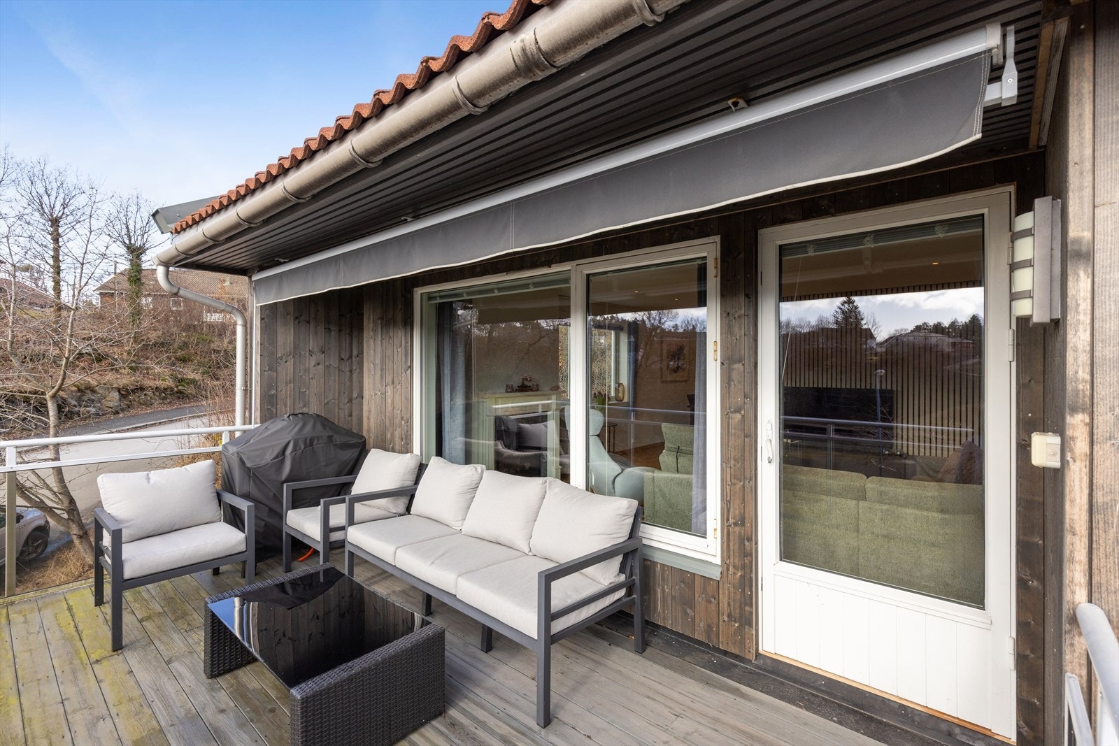 Verandaen har terrassemarkise og plass til hagemøbler og grillutstyr, alt du trenger for å nyte de fine sommerdagene. Galleribilde