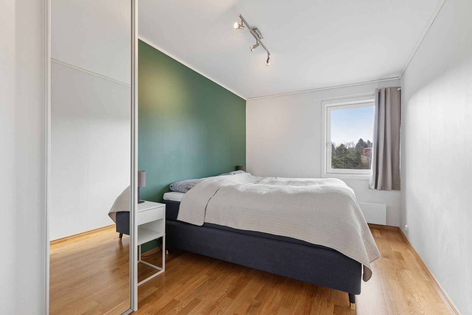 Hovedsoverom med god plass til dobbeltseng og garderobeløsning. Galleribilde