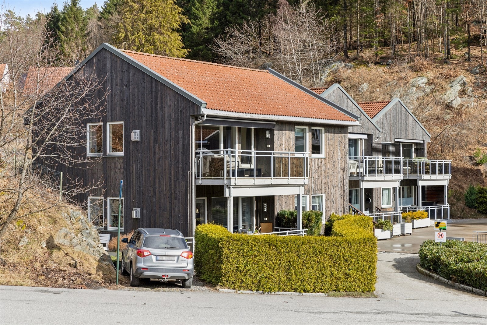 Leiligheten ligger i et boligbygg fra 2006, som er en del av et veletablert sameie med 24 seksjoner. Galleribilde