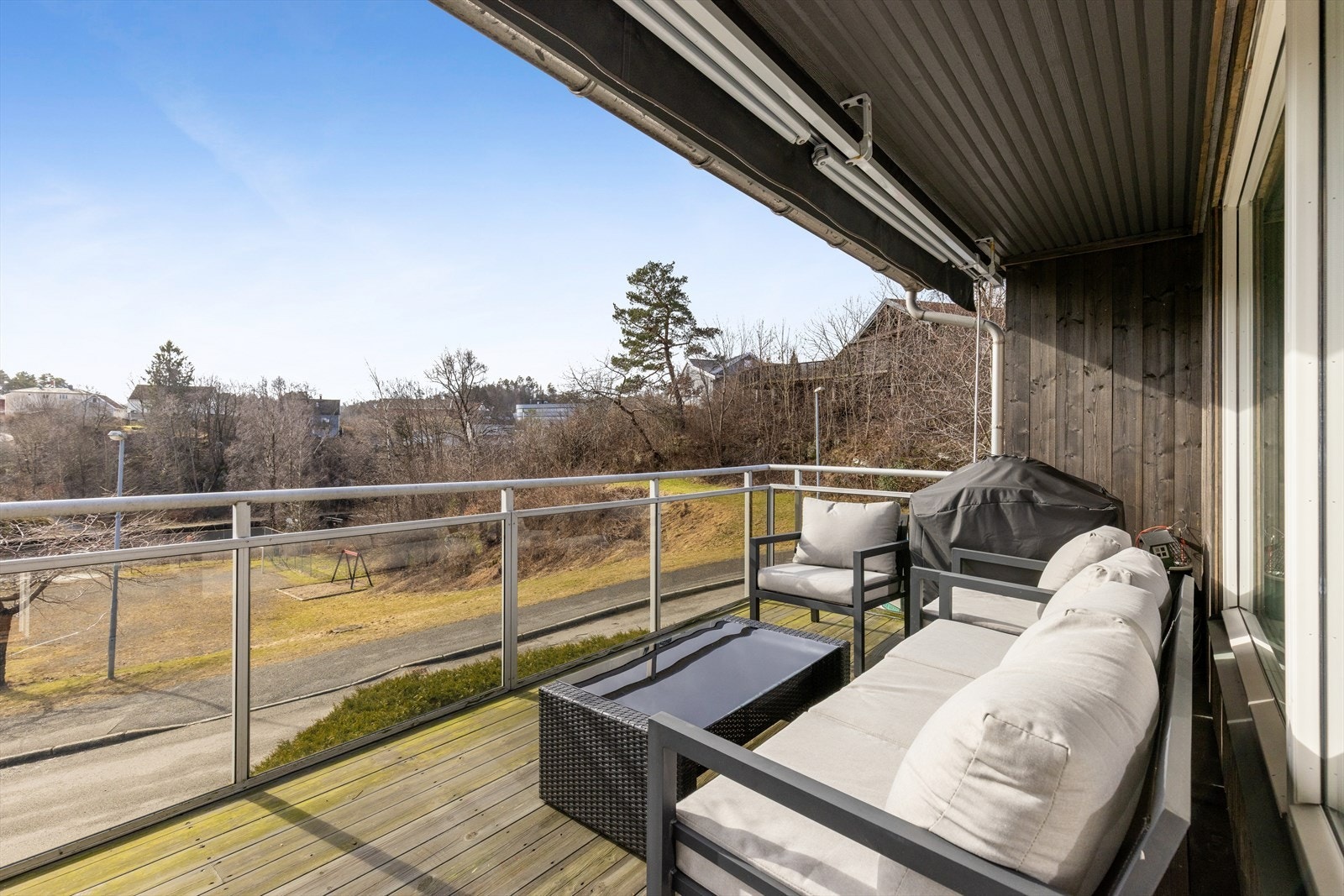 Veranda på 11 m² med hyggelig nabolagsutsikt og med god plass til en sittegruppe. Galleribilde