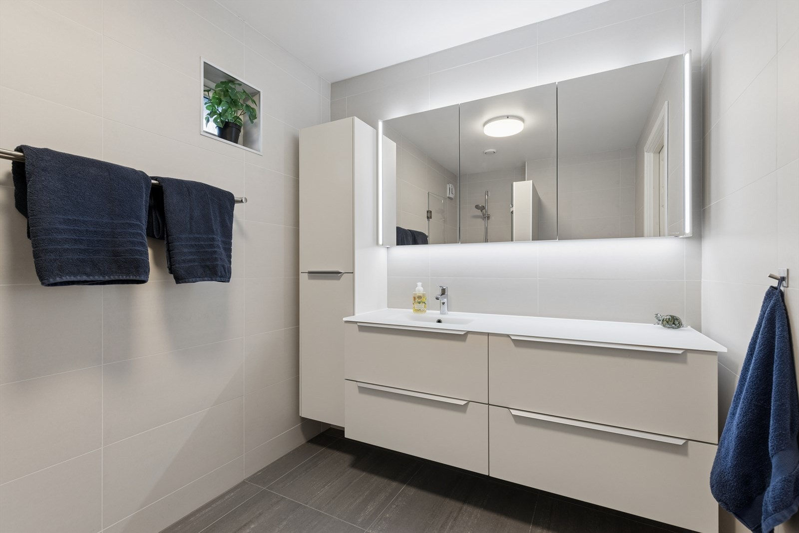 Badet ble oppusset i 2023 med delikate fliser på gulv og vegger. Galleribilde