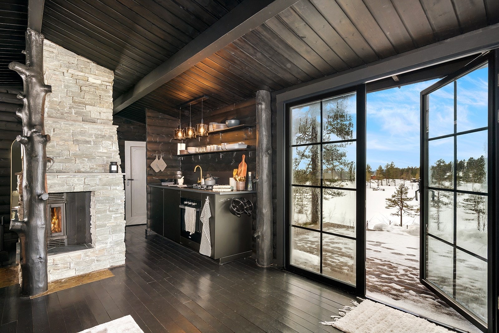 Store vinduer gir masse naturlig lys inn i hytta Galleribilde