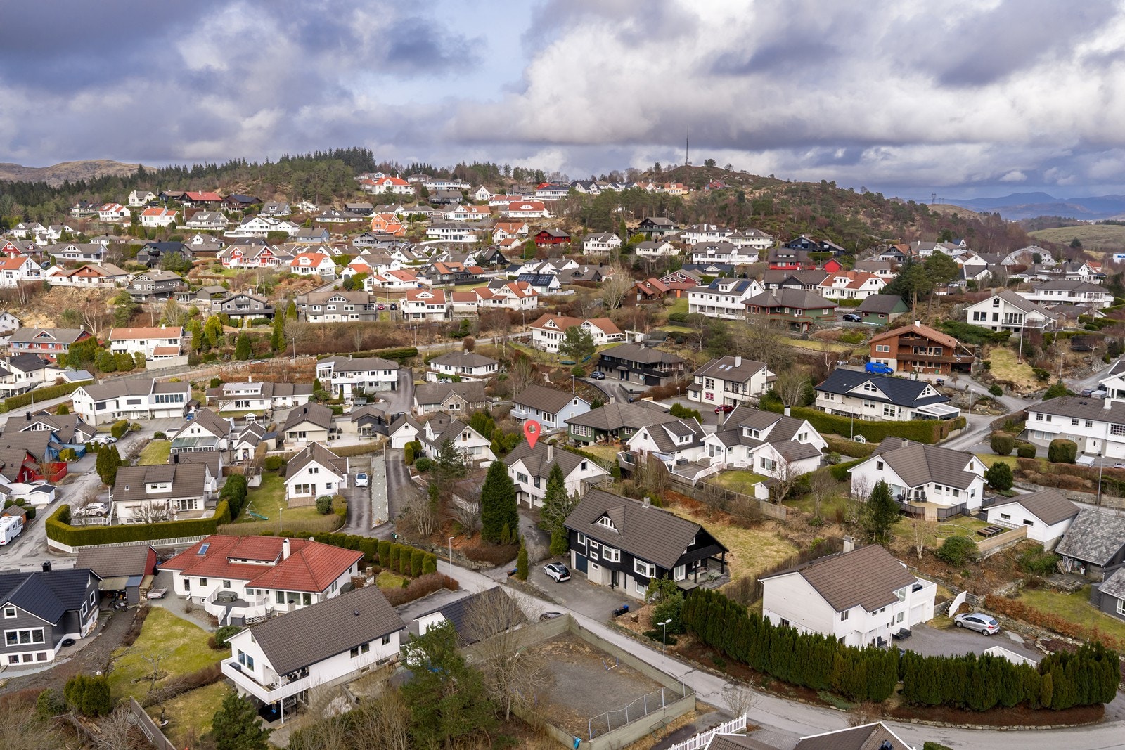 Velkommen til Galeasvegen 9 - Attraktivt beliggende familiebolig med god planløsning. Rolig og tilbaketrukket beliggenhet i en rolig gate uten gjennomgangstrafikk. Her har man kort vei til Brakahaug barneskole og til flere barnehager. Galleribilde