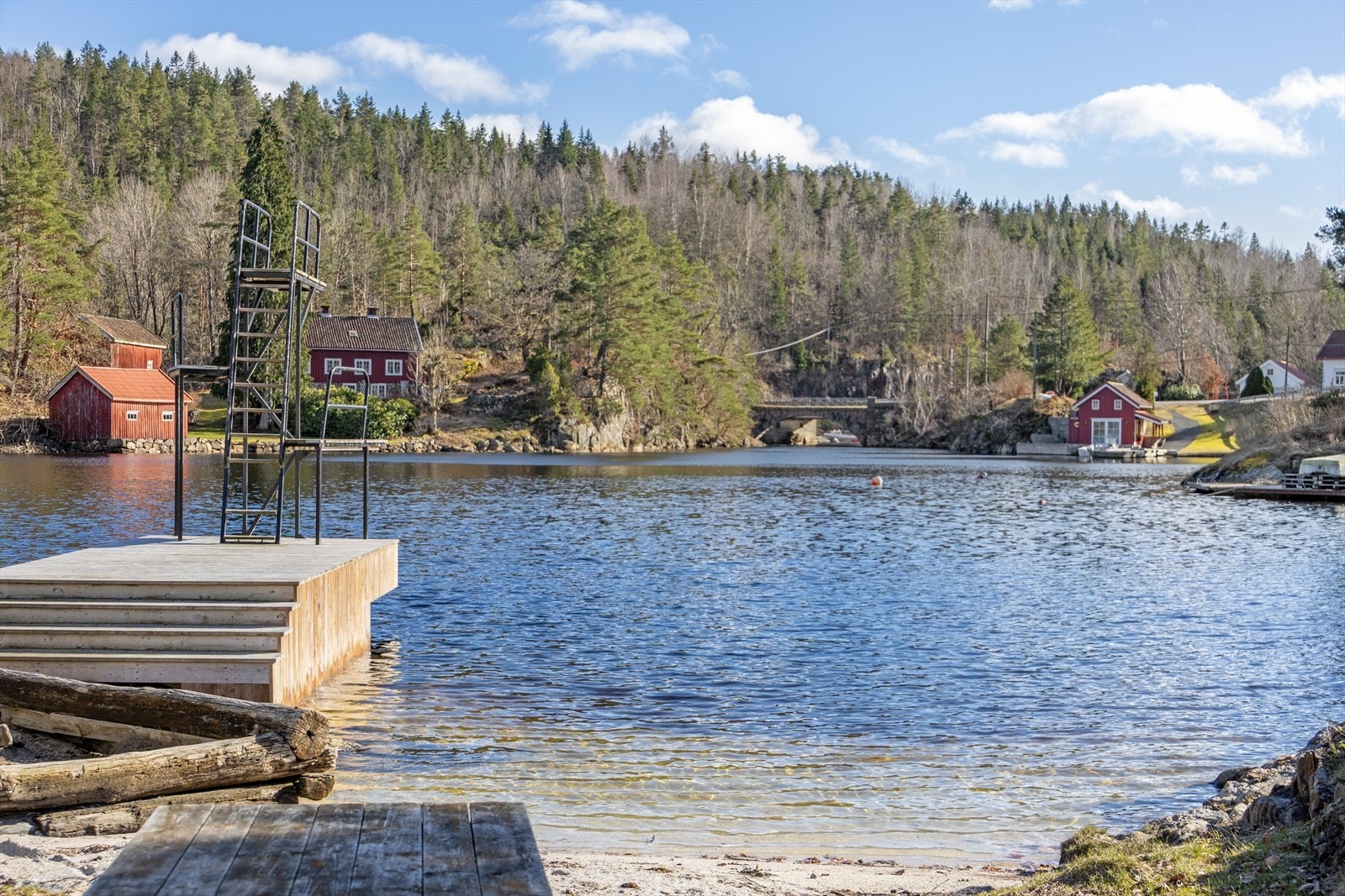 Badeplass to: Flott sandtrand, badebrygge og stupetårn ca. 9 min gange fra tomten. Galleribilde