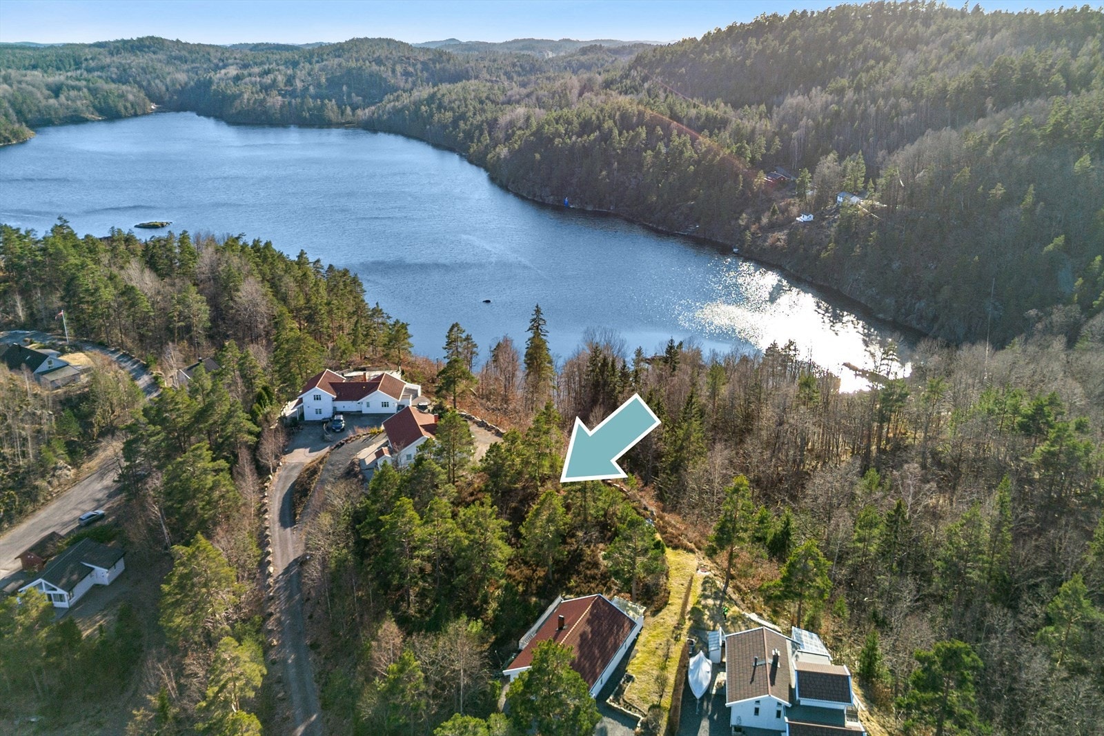 Hyttetomta ligger høyt og frritt med utsikt mot Kvastadkilen Galleribilde