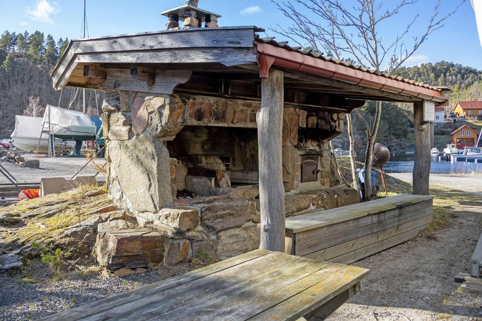 Badeplass to: Grillplass like ved stranda. Galleribilde