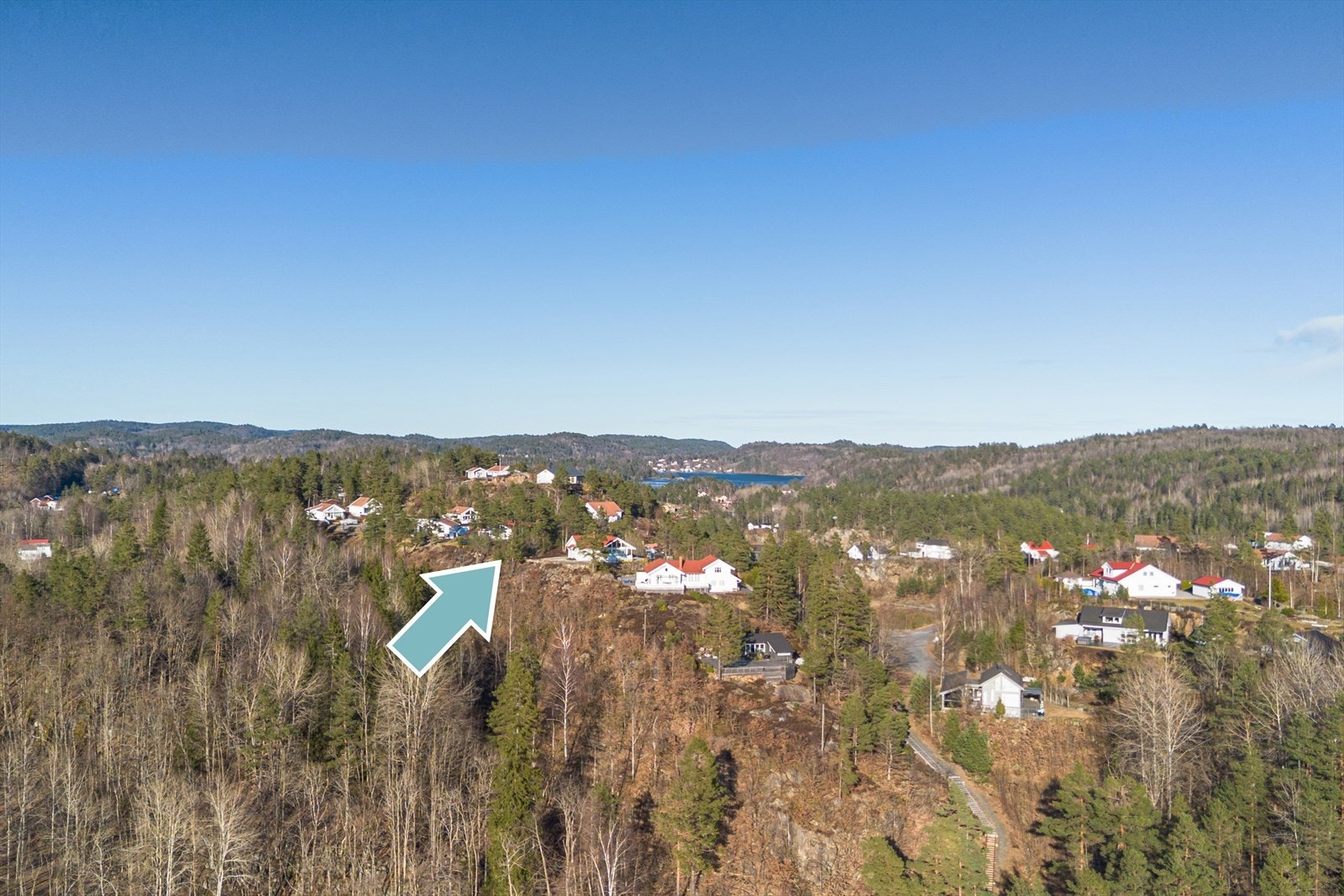 Tomten ligger i et etablert hyttfelt. Galleribilde