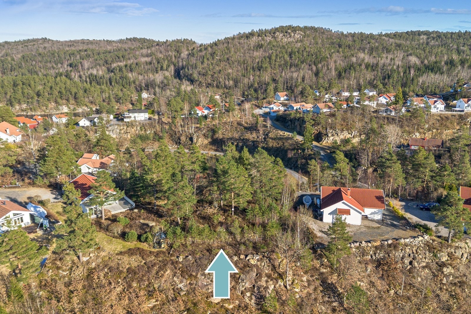 Hytteområdet er luftig og romslig, med god avstand mellom eiendommene.
Området oppleves åpent og ikke tettbebygd, med god plass rundt hver tomt. Galleribilde