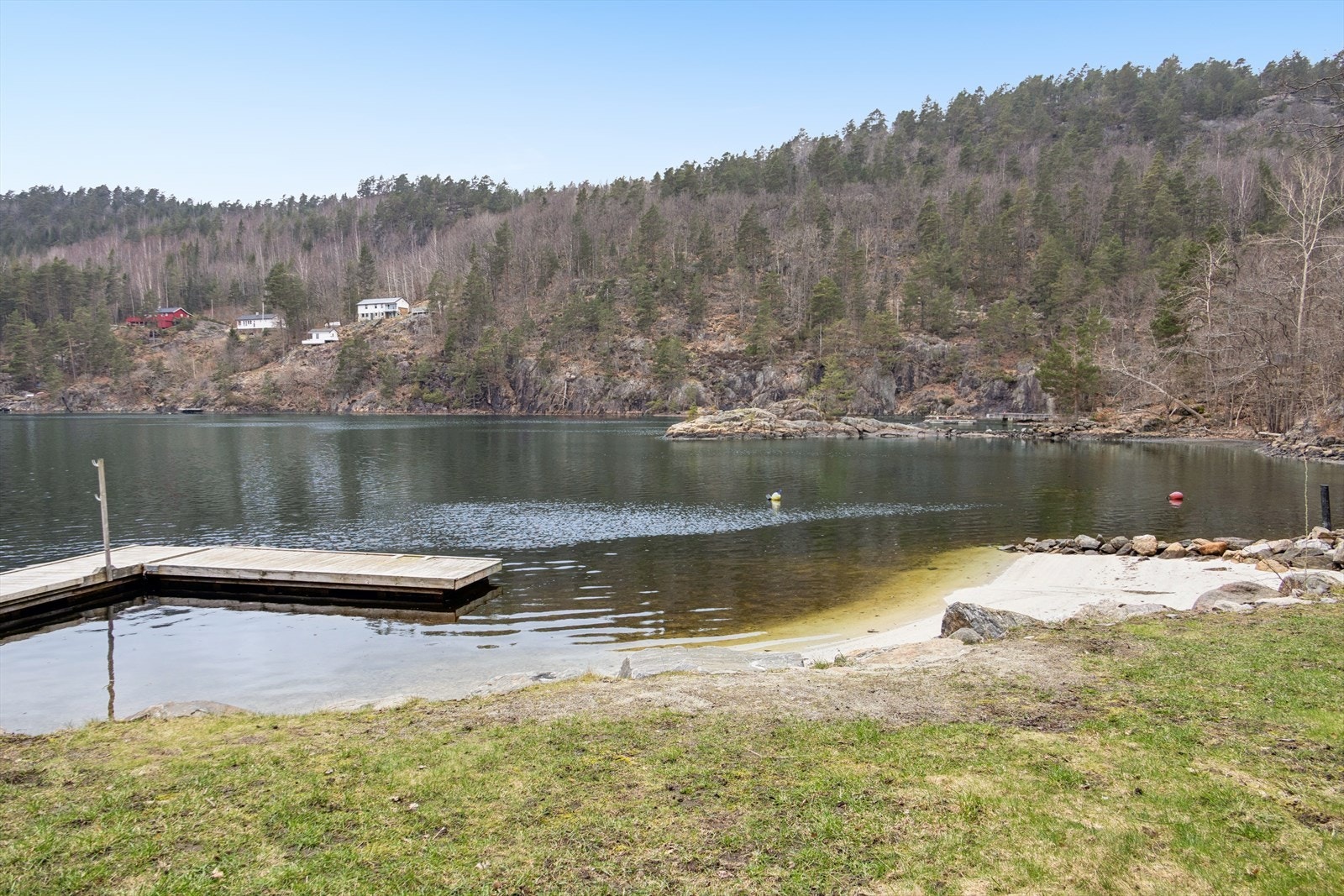 Det påstås at vannet ved denne badeplassen holder ca. 1 grad varmere enn lengre ute i sjøen. Galleribilde
