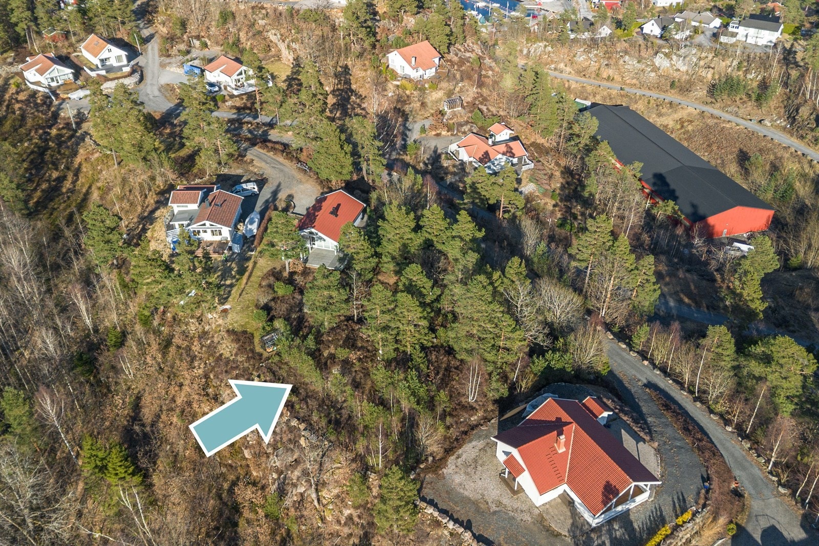 Tomten ligger høyt og fritt med meget gode solforhold! Galleribilde