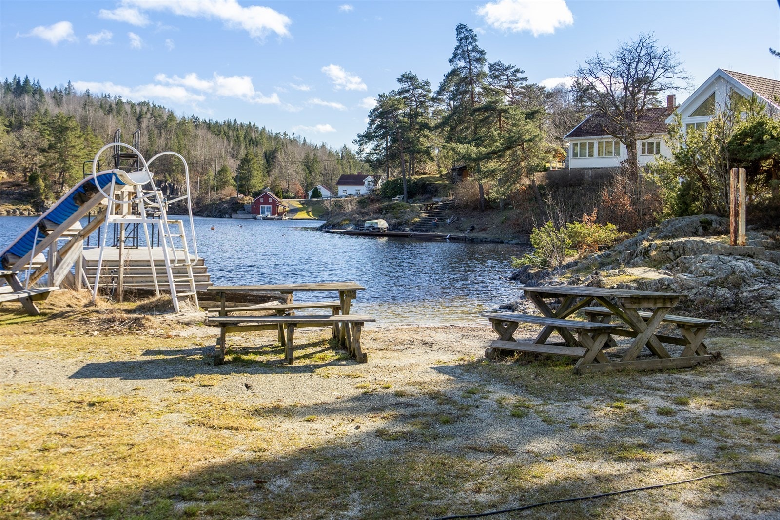 Badeplass to: Flott sandtrand, badebrygge og stupetårn ca. 9 min gange fra tomten. Galleribilde
