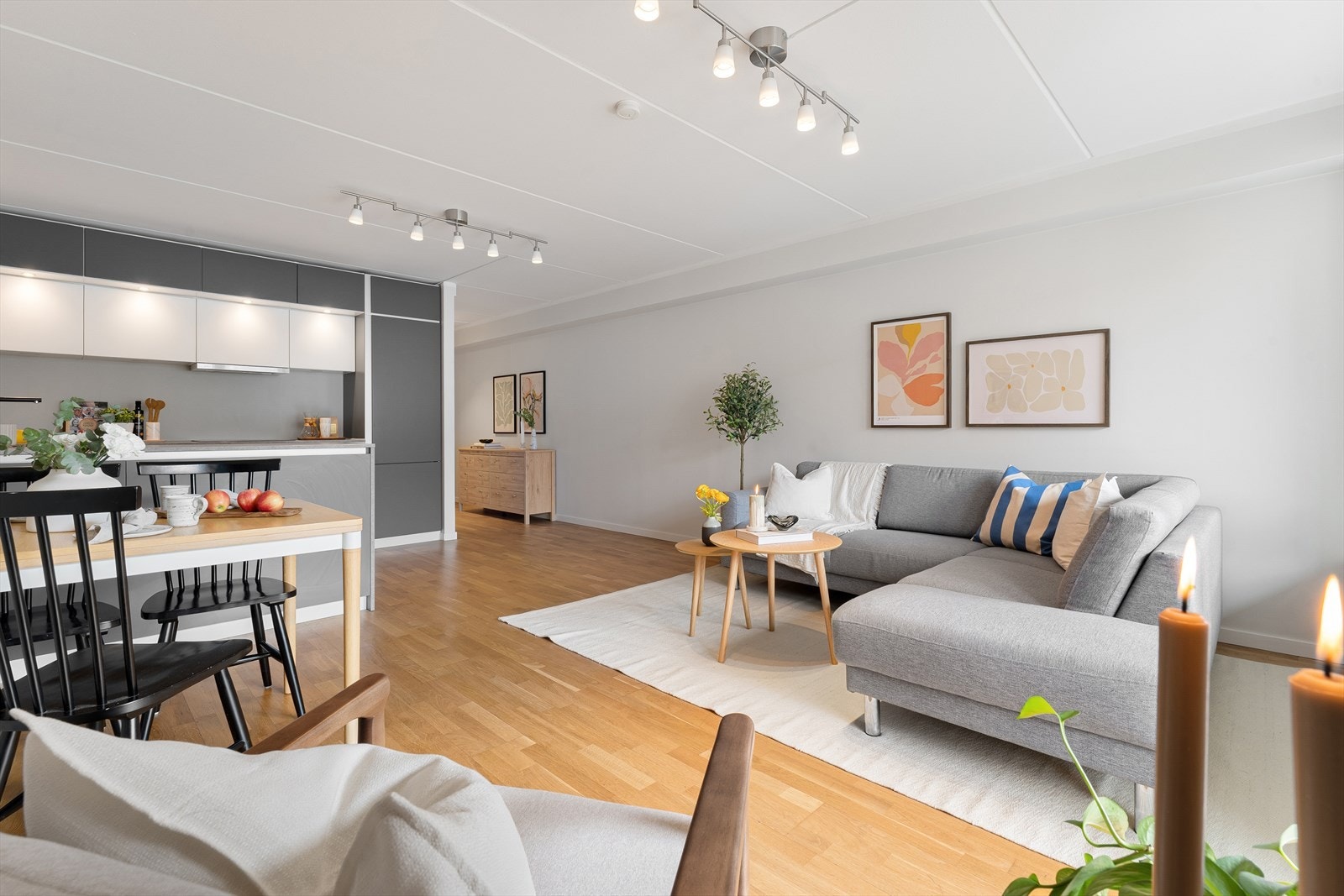 Leiligheten har parkett på gulv og lysmalte overflater. Det er felles varmtvann og fyring med vannbåren varme. Galleribilde