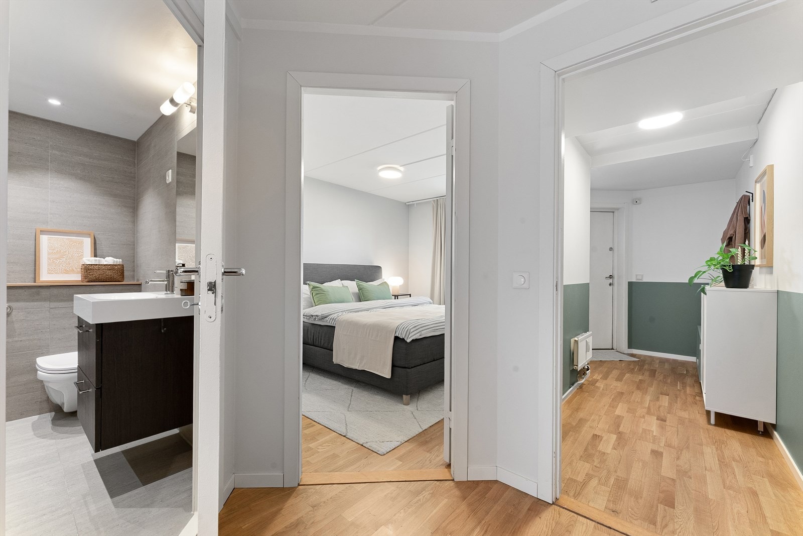 Mellomgang med inngang til bad, soverom og entré. Galleribilde