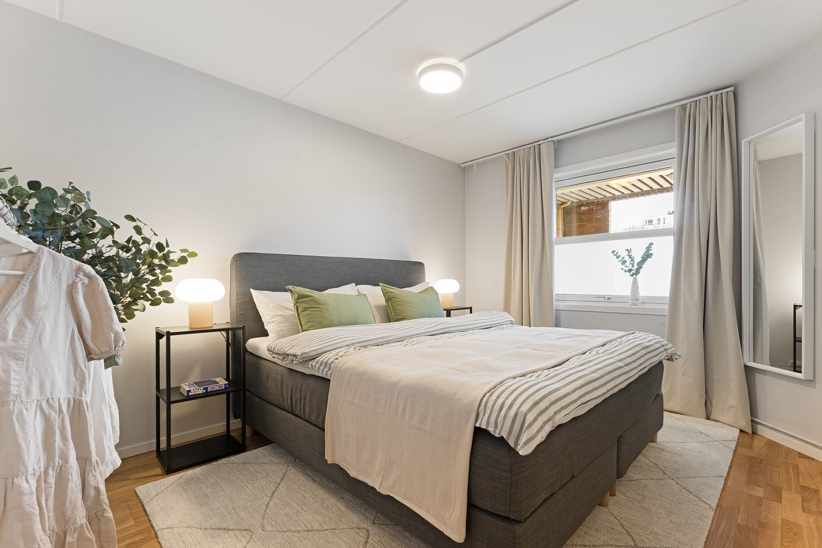 Romslig soverom med plass til stor dobbeltseng og garderobe. Galleribilde