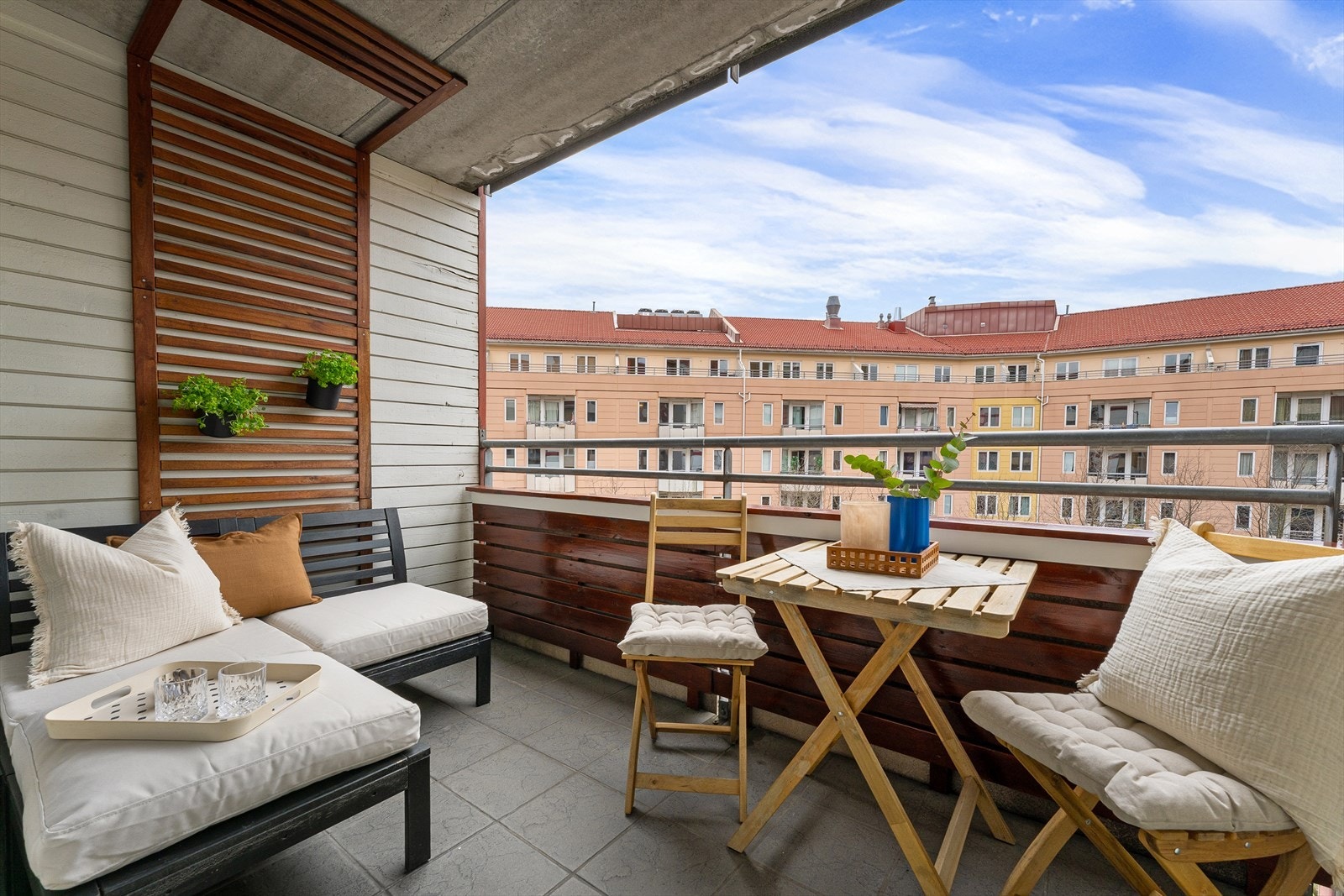 God plass til sittegruppe. En fin forlengelse av leiligheten i sommerhalvåret. Galleribilde