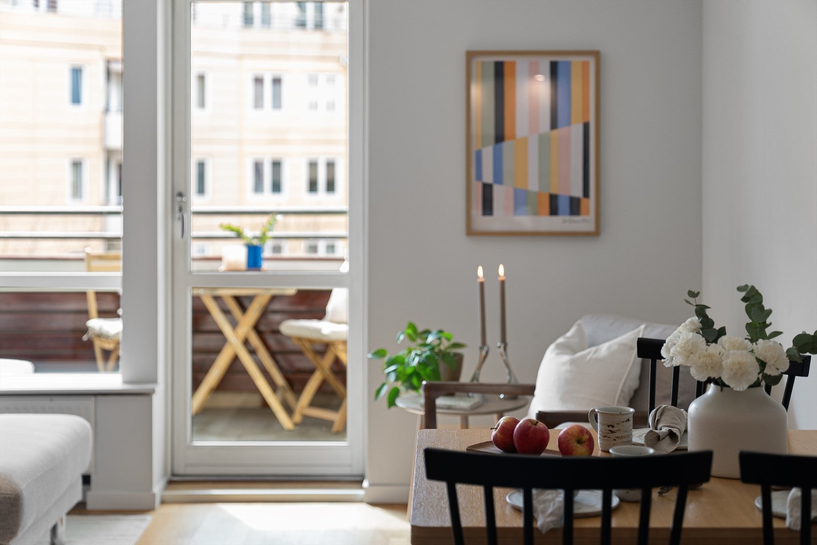 Fra stue er det utgang til balkong som vender mot skjermet bakgård. Galleribilde