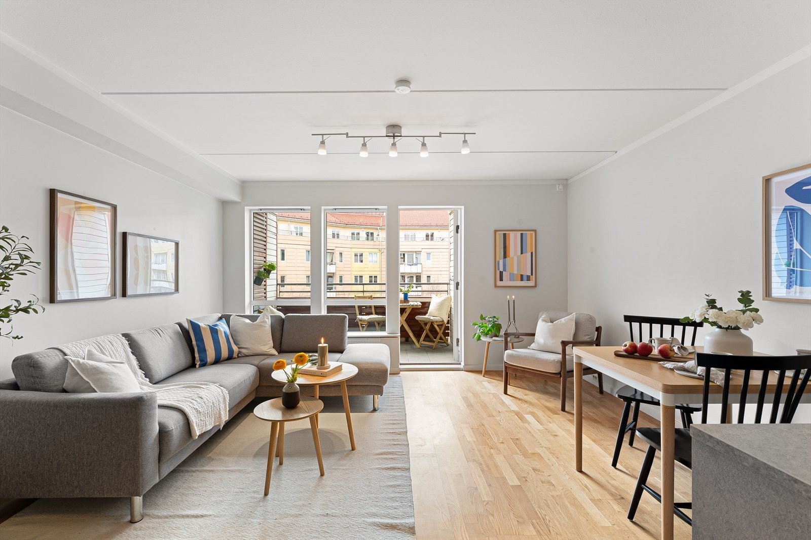 Stuen har god plass til sofagruppe, spisebord og annet møblement. Galleribilde