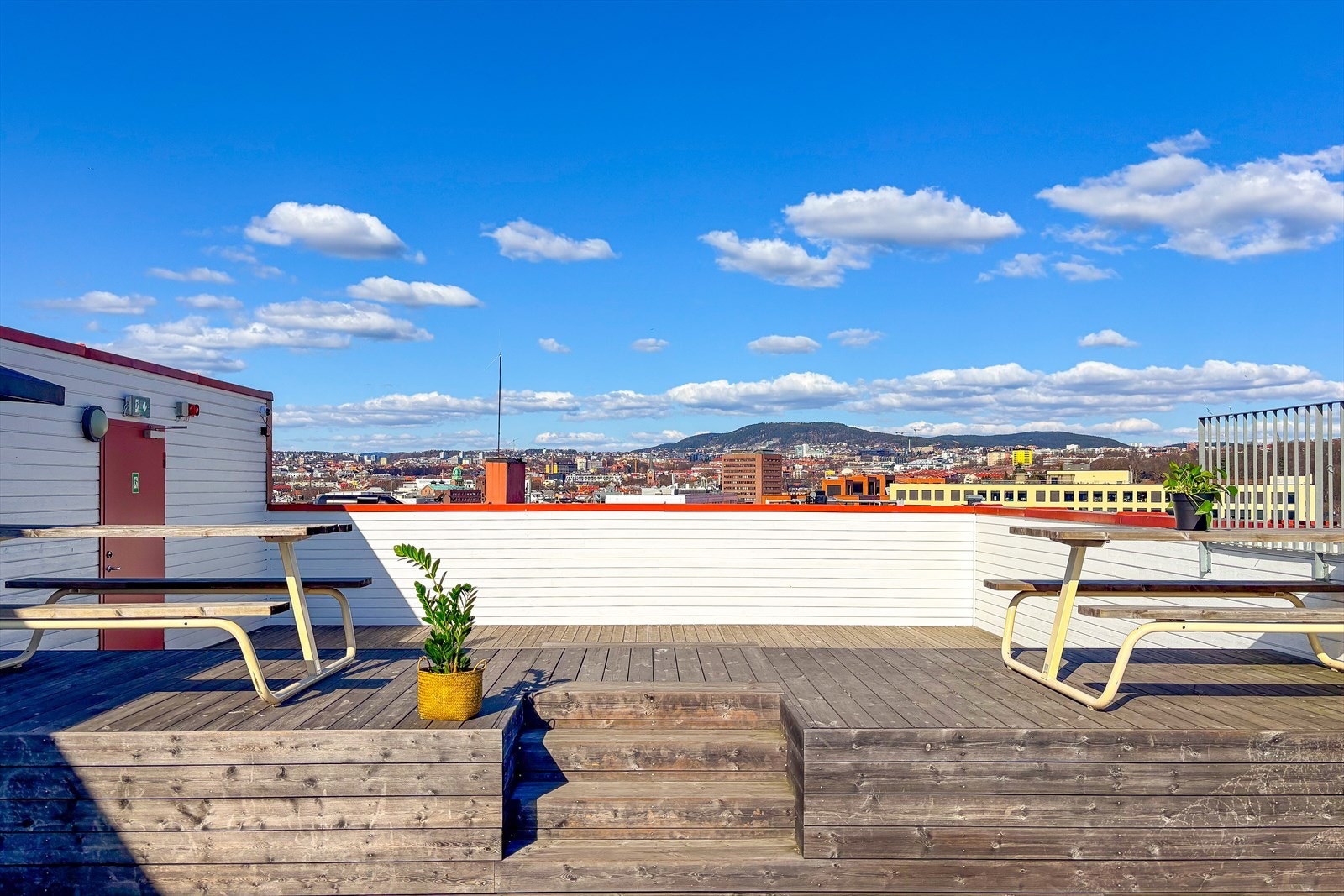 Flott, felles takterrasse med heisadkomst (trapp den siste etasjen til takterrassen). Galleribilde