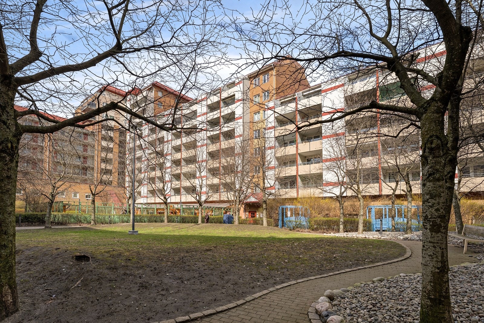 Stor, grønn og parkmessig opparbeidet bakgård. Galleribilde