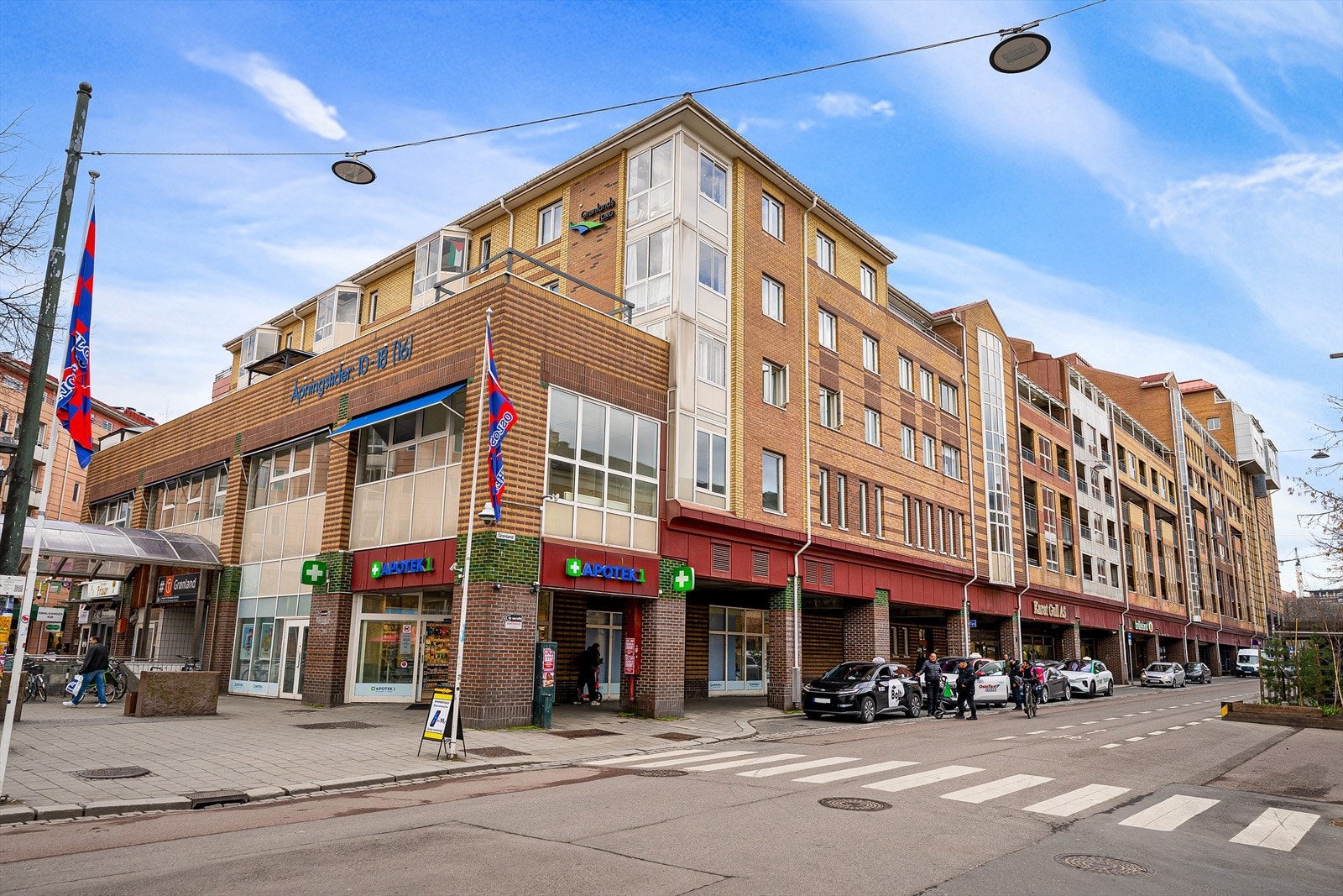 Meget sentral beliggenhet med alt av kollektivtransport i umiddelbar nærhet. Kafeer, restauranter, serveringssteder, butikker og dagligvare rett utenfor døren. Galleribilde