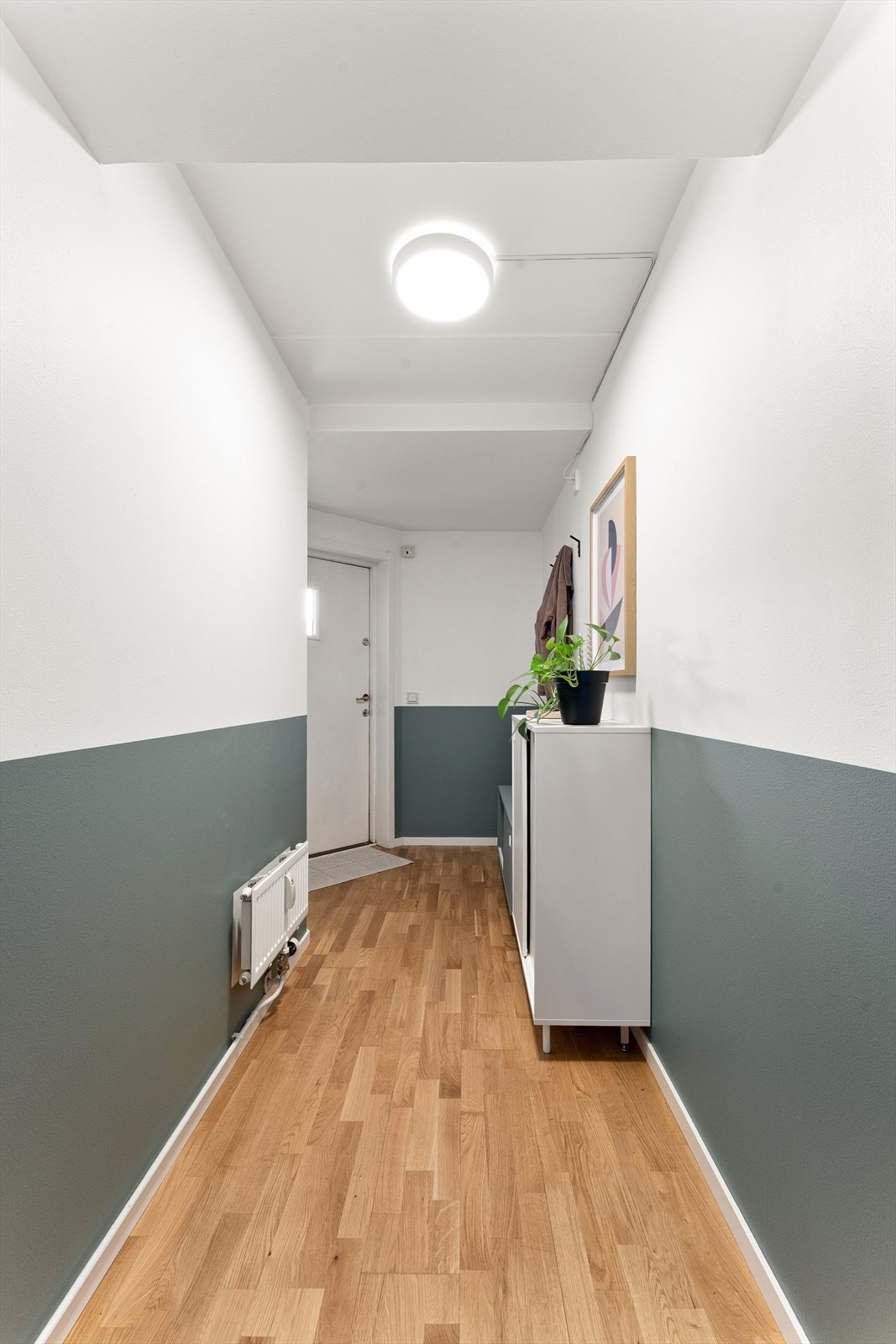 God romfølelse med flere gode steder for oppbevaring. I tillegg til både entré og gang er det bod på balkong samt en disponibel loftsbod. Galleribilde