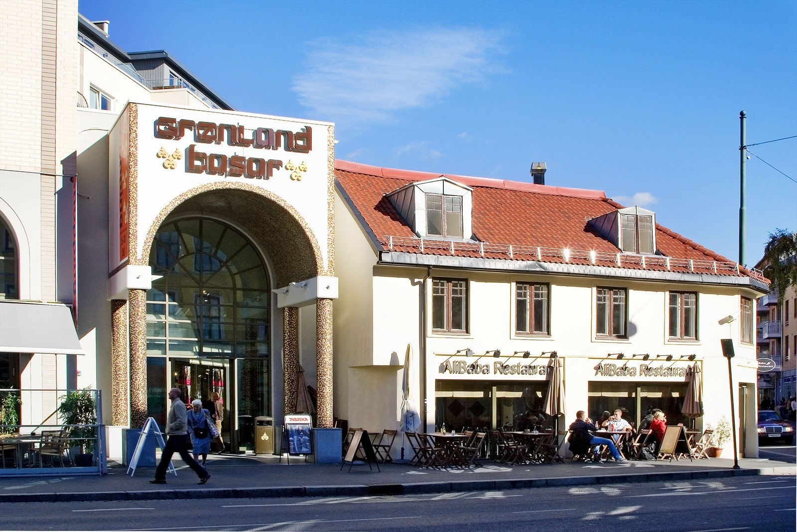 Ca. 230 meter til Grønland Basar. Galleribilde