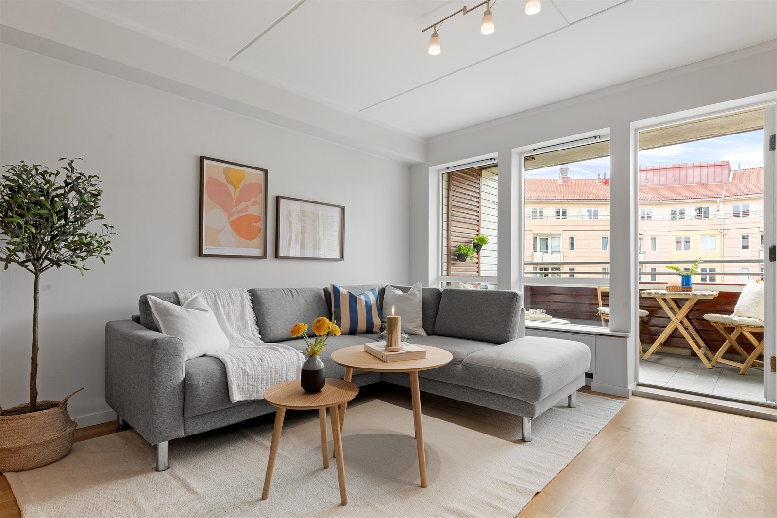 Store, fine vinduflater som slipper inn rikelig med lys. Leiligheten er gjennomgående med lys inn fra to kanter. Galleribilde