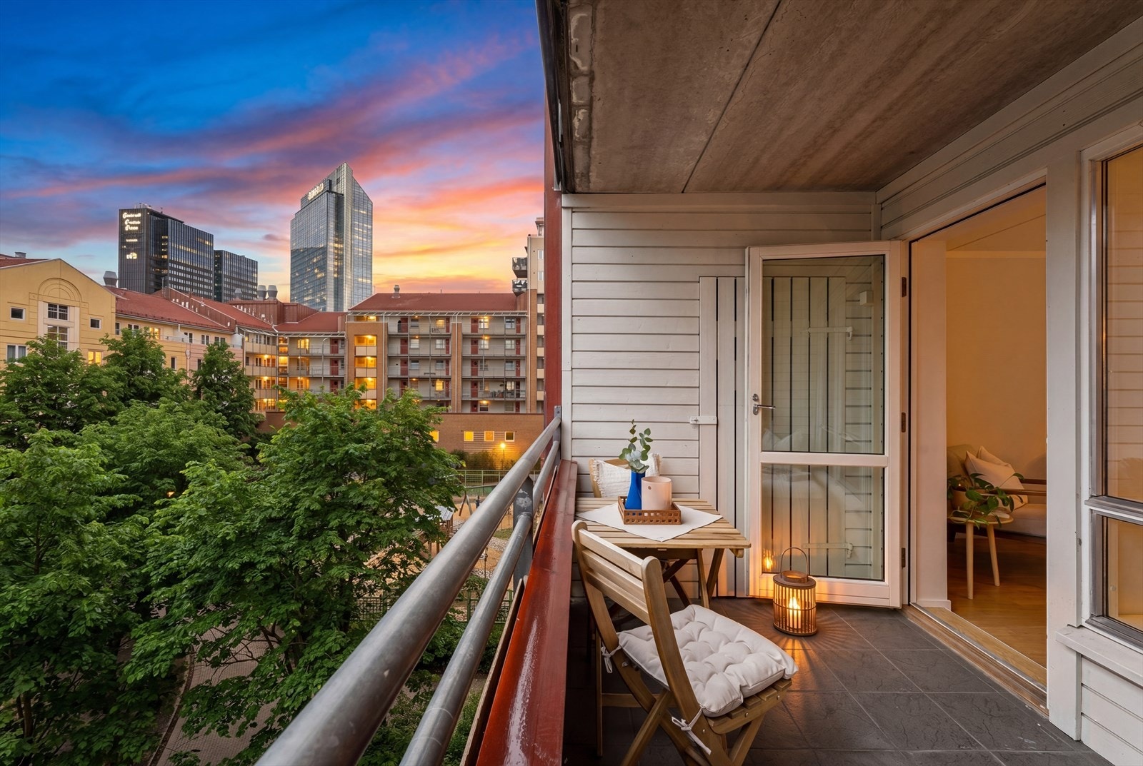 Balkongen vender sydvest og har rikelig med sol om sommeren. Galleribilde