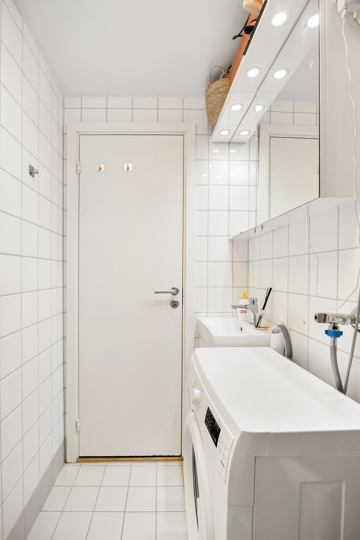Lyst og praktisk baderom. Her har man opplegg for vaskemaskin. Galleribilde