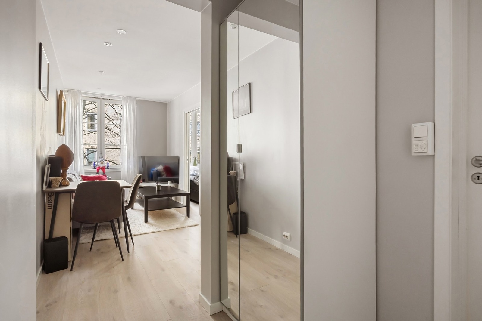Her blir du ønsket velkommen inn i en lys entré med garderobeløsning. Galleribilde