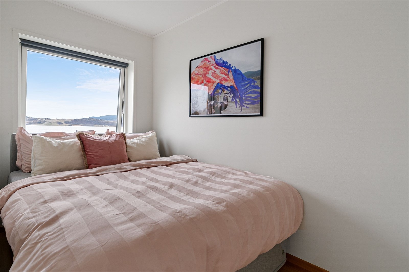 Boligen har to soverom på henholdsvis ca. 10,5 m² og 8,5 m². Begge rommene fremstår som lyse og innbydende, med vindusflater som slipper inn godt med naturlig lys og gir utsyn mot omgivelsene. Galleribilde