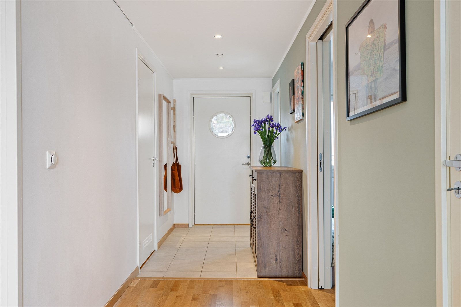 I entréen/gangen er det naturlig plass til møblement som kommode eller garderobeløsning, og tilknytning til øvrige rom gir en funksjonell adkomst til boligen. Galleribilde