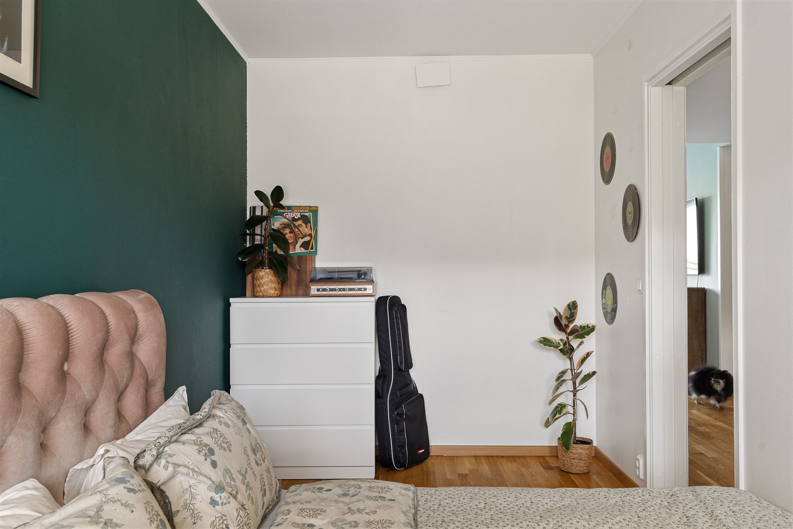 Det største soverommet har god plass til dobbeltseng og tilhørende møblement, mens det andre egner seg godt som barnerom, gjesterom eller hjemmekontor. Galleribilde
