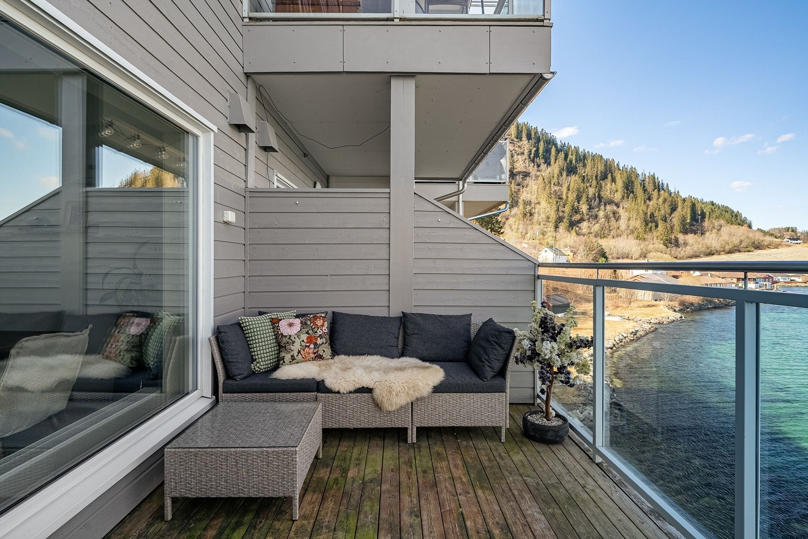 Her får man en sjelden nærhet til vannet og en vidstrakt utsikt over fjorden og landskapet rundt. Balkongen har god plass til utemøbler og flere soner, perfekt for både avslapning og sosiale sammenkomster. Galleribilde