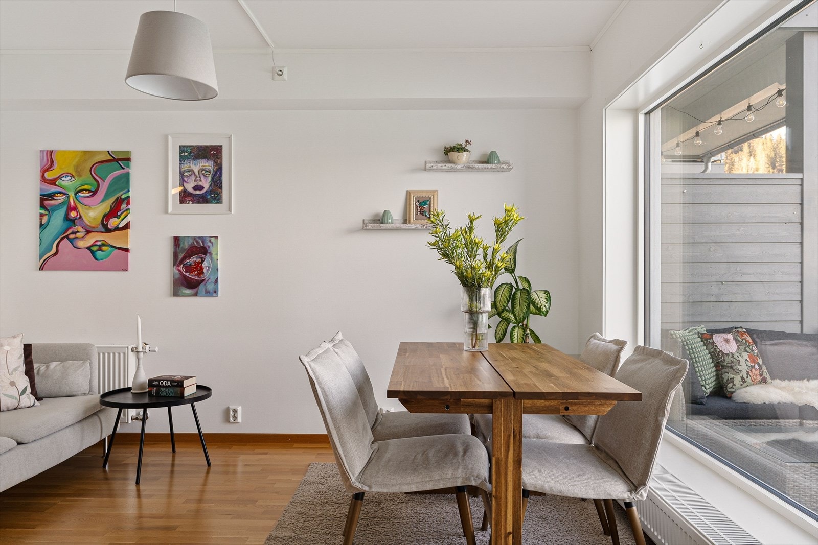 Det er god plass til både sofagruppe og spisebord i allrommet. Galleribilde