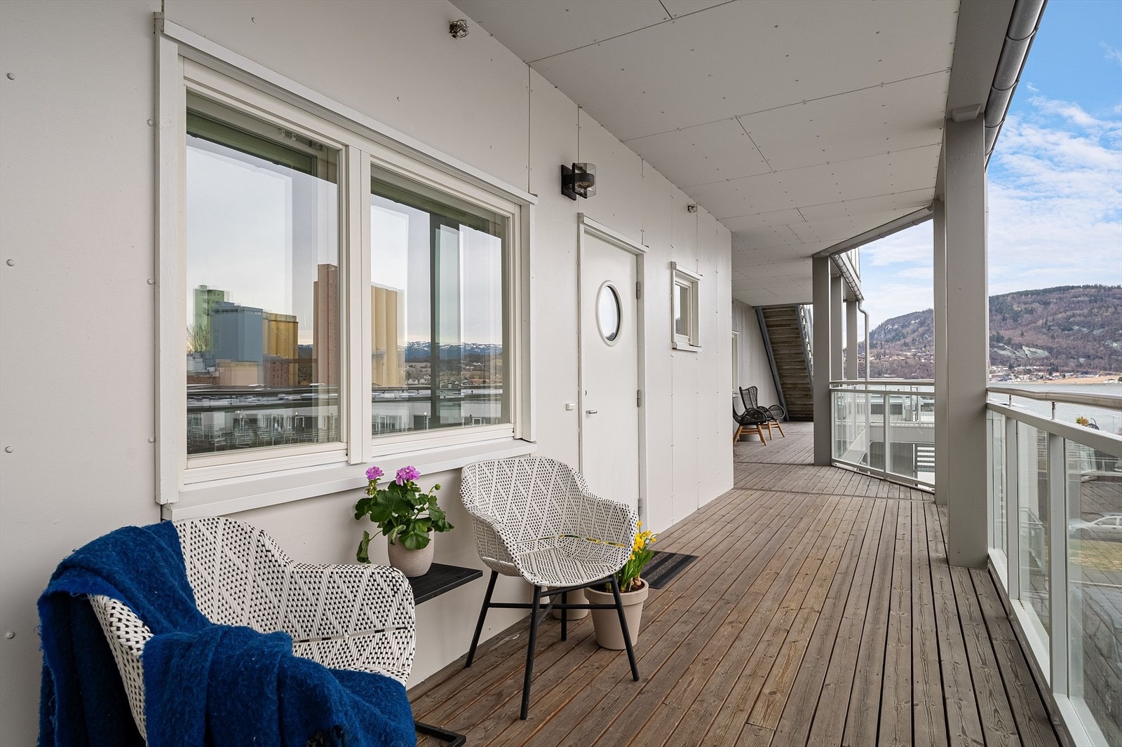 Leiligheten har adkomst fra en fint opparbeidet svalgang. Her kan man også sette ut noen stoler, og nyte solen når den er på denne siden av leiligheten. Galleribilde