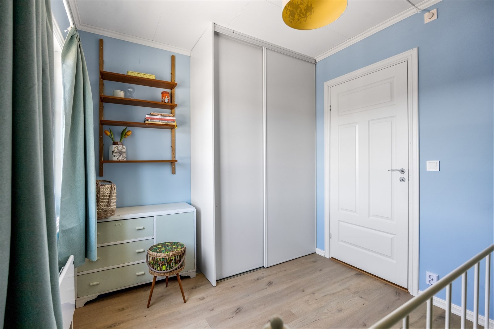 Integrert skyvedørsgarderobe på soverommet. Galleribilde