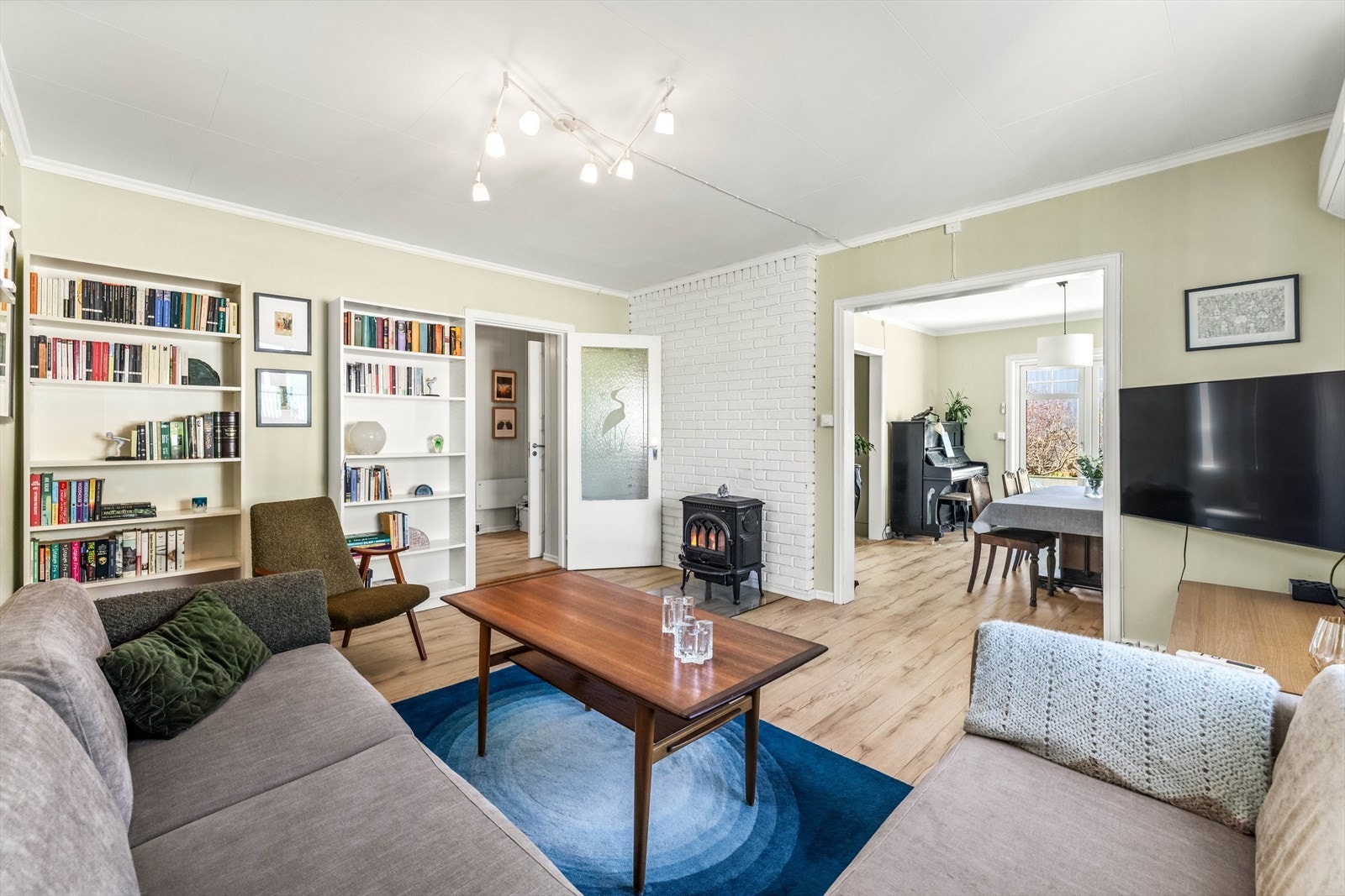 Huset har en todelt stueløsning med naturlige soner til sofagruppen og spisebordet. Galleribilde