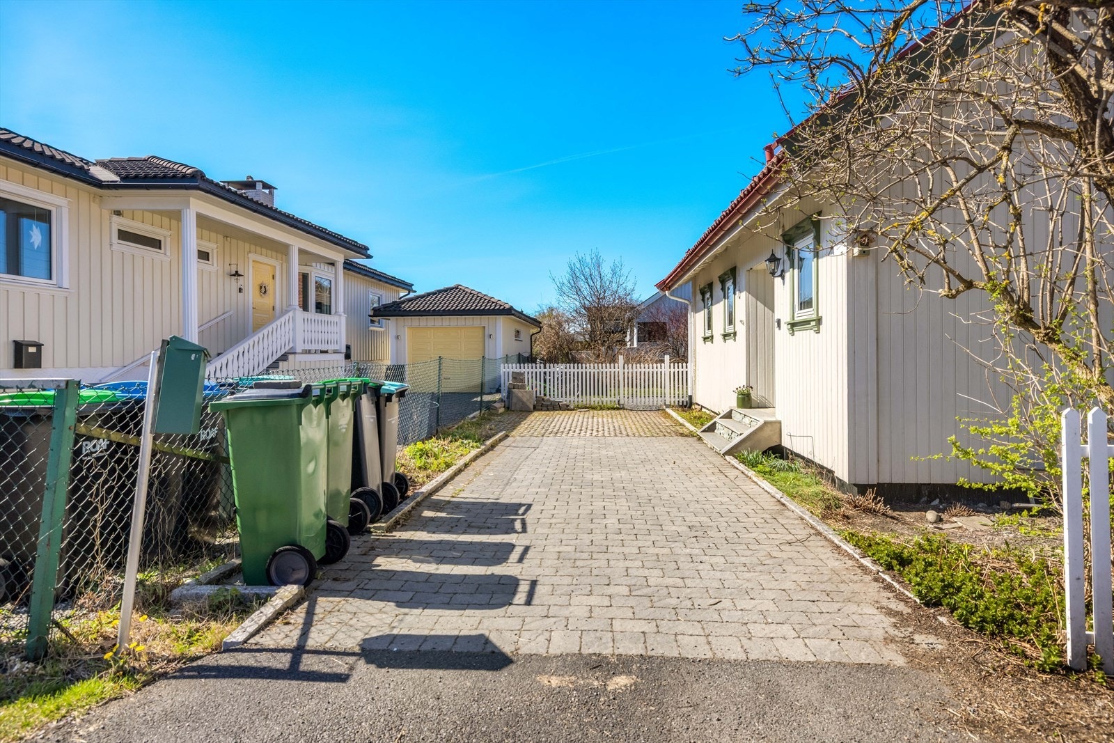 Steinlagt parkeringsareal foran inngangspartiet. Galleribilde