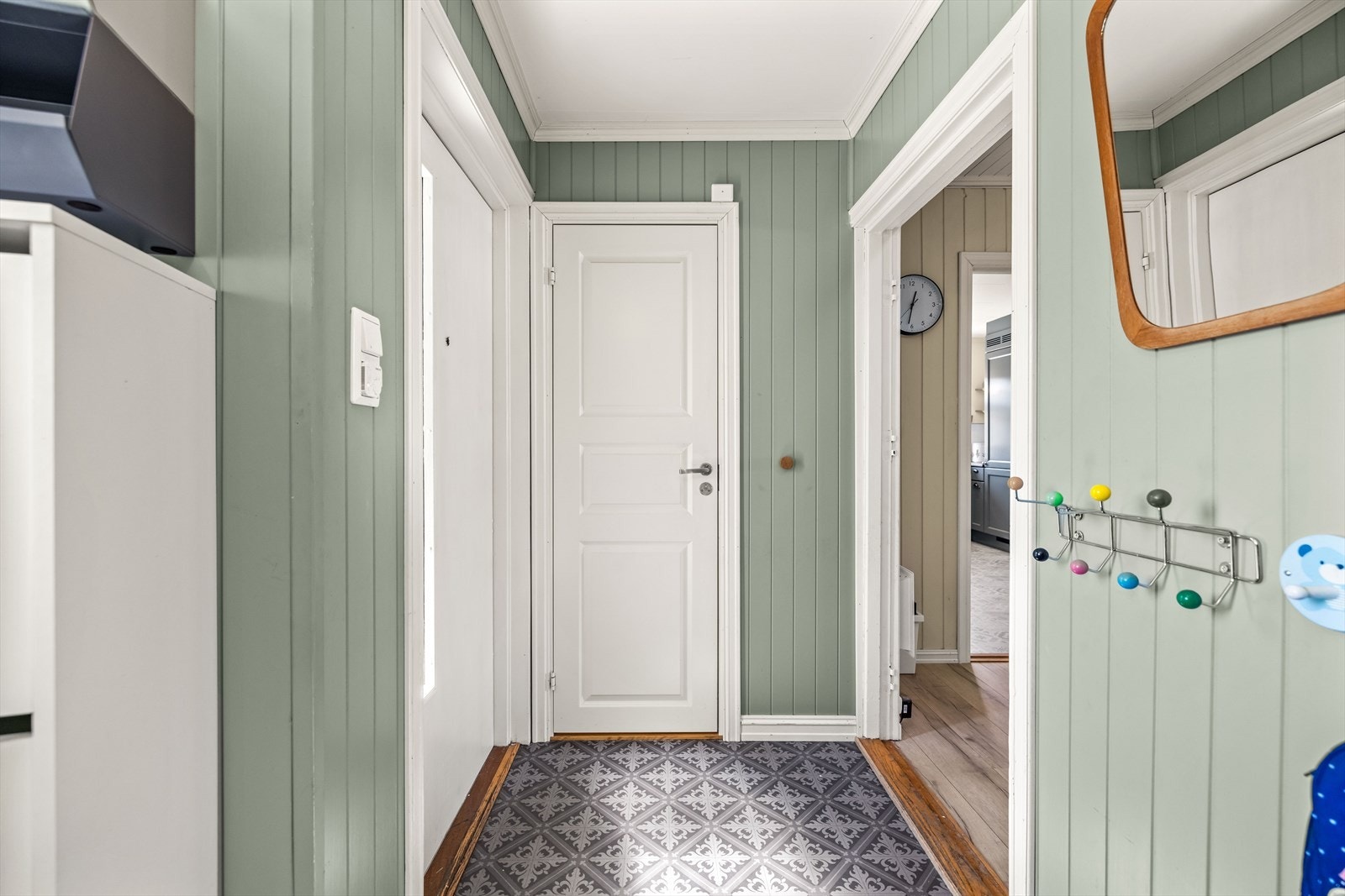 Entreen har god plass til smarte oppbevaringssystemer og har praktisk adkomst inn til badet. Galleribilde