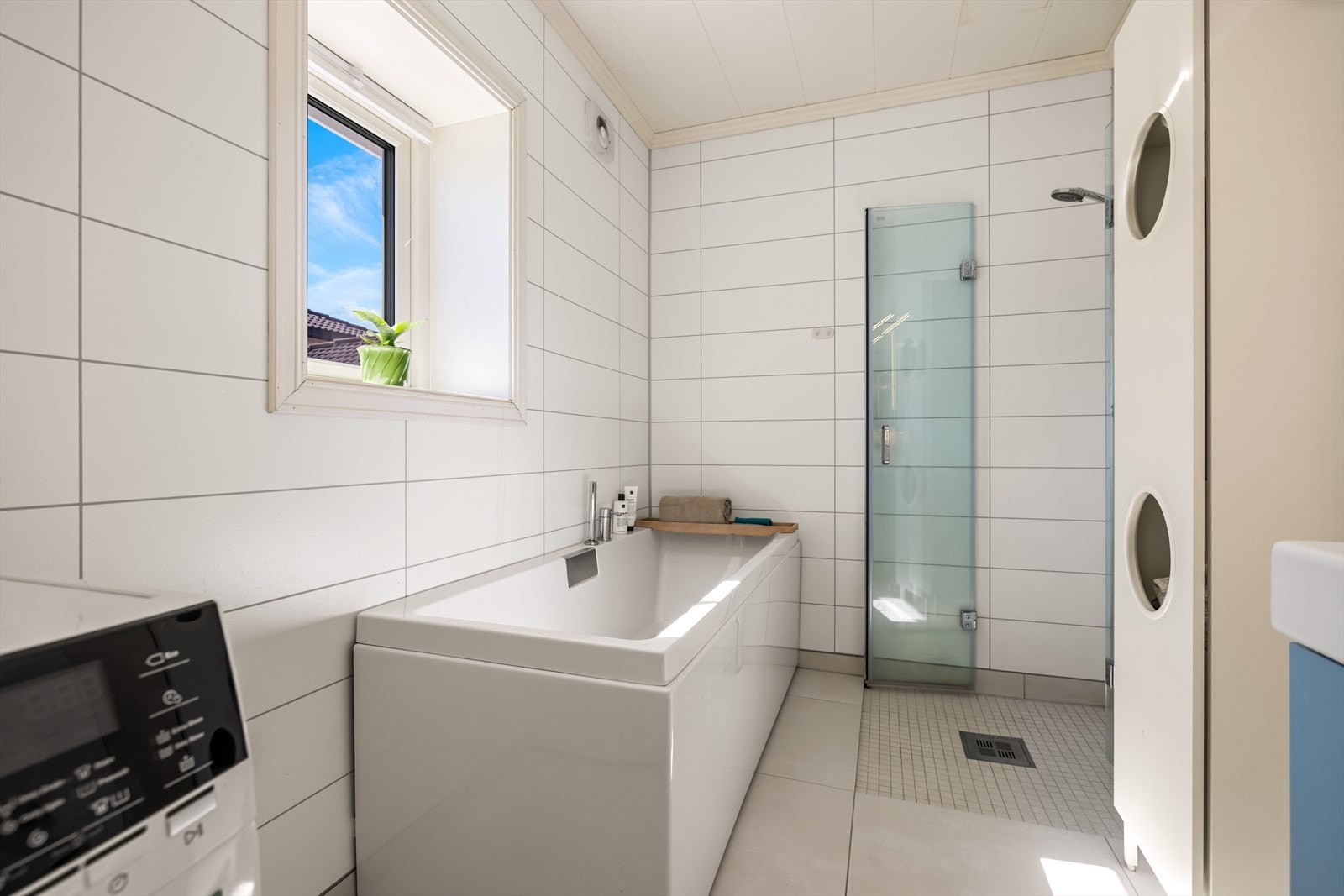 Badet har både dusj og badekar. Galleribilde